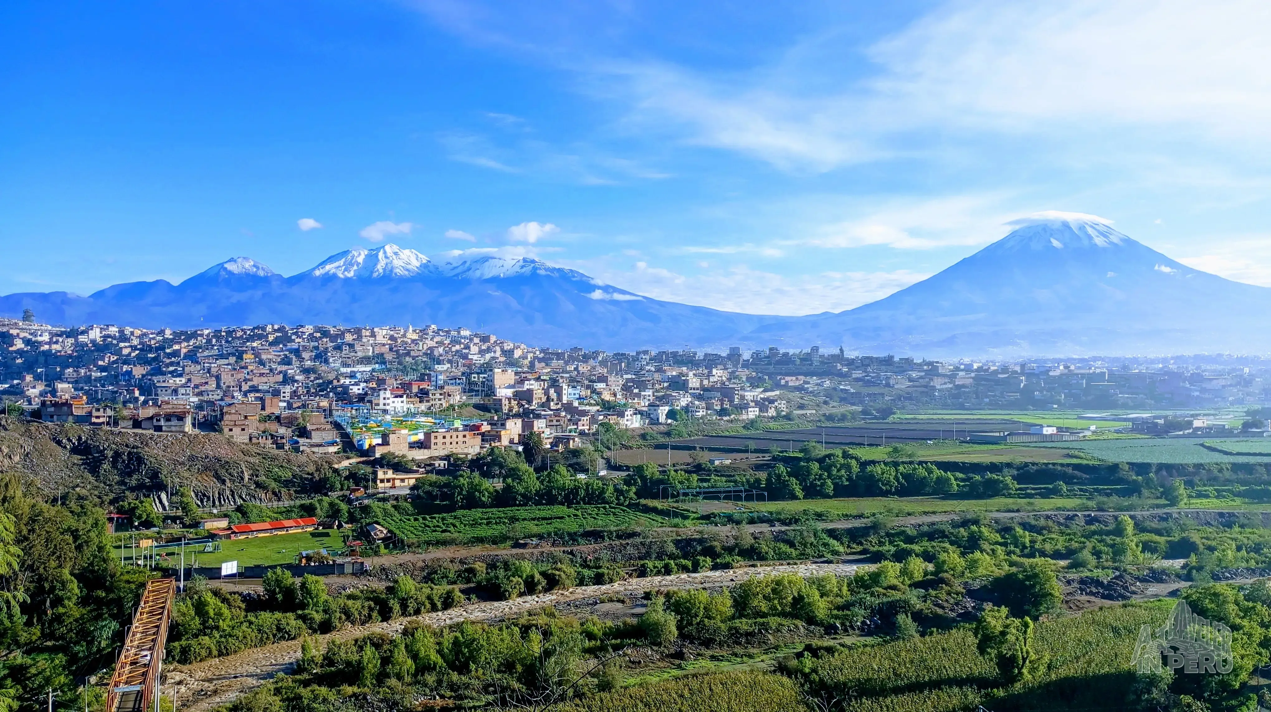Vista panorámica de Arequipa y sus volcanes