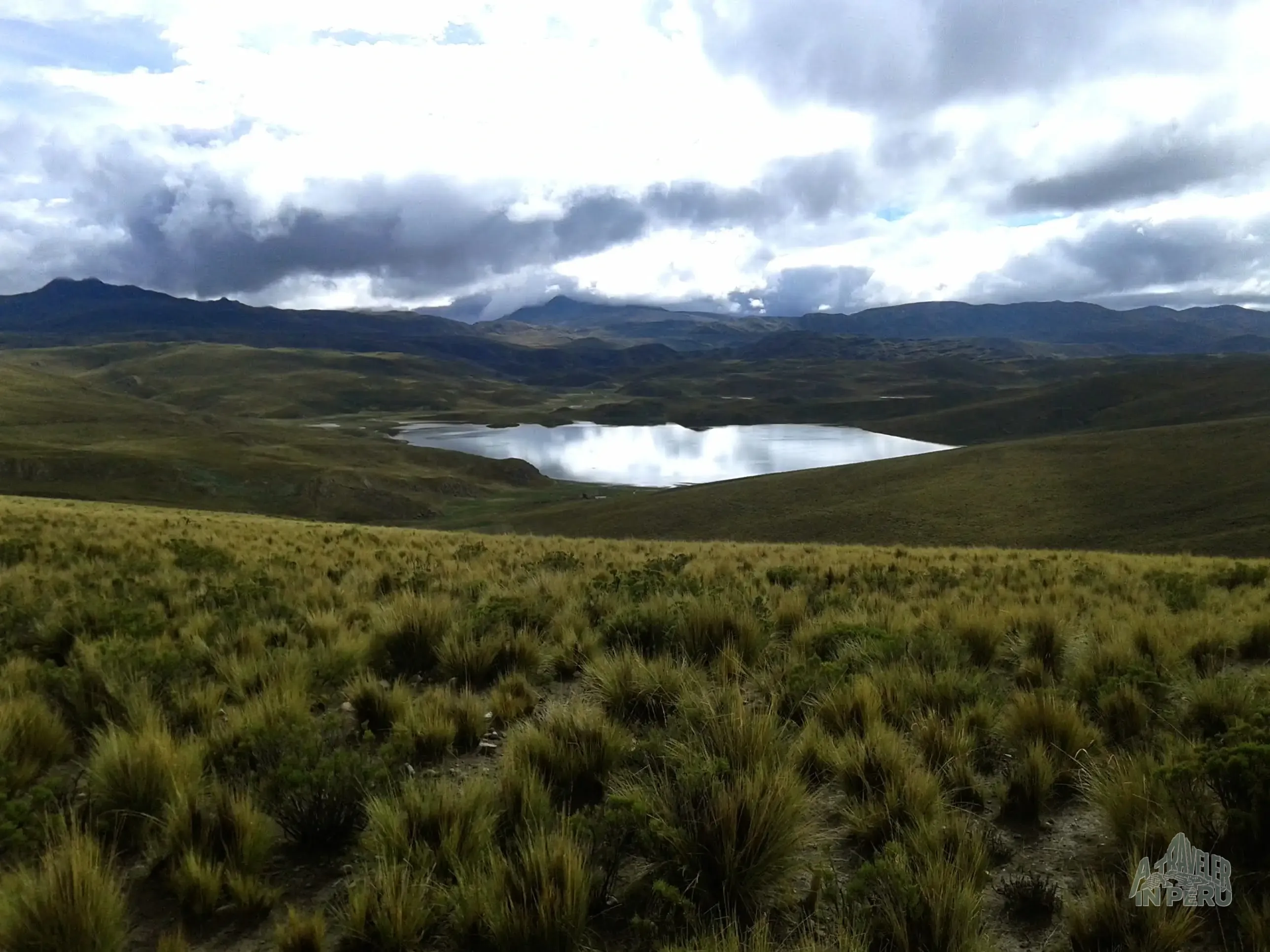 Aguas cristalinas en una laguna andina de Puno