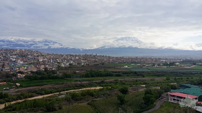 Arequipa expandiéndose bajo el Misti