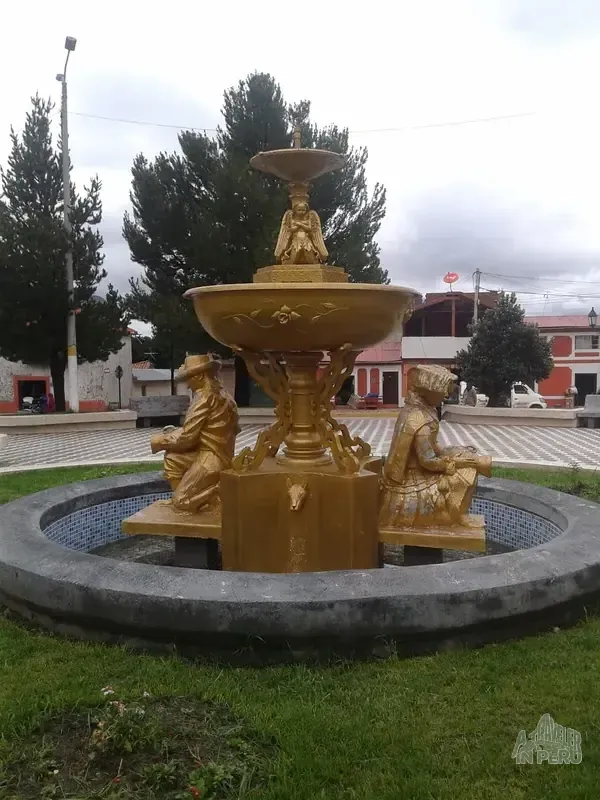 Pileta central en una alguna plaza de un pueblo peruano