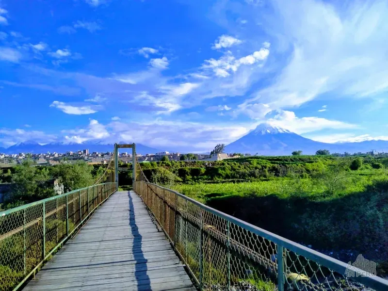 Un puente cerca a los molinos de Socabaya-Arequipa con cielo despejado