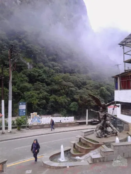 Calles vibrantes en Machu Picchu Pueblo (Aguas Calientes)