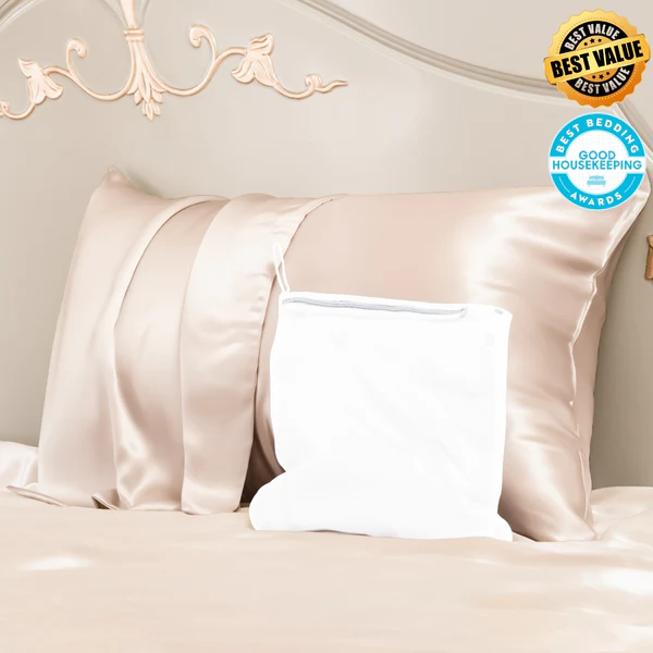 Mulberry silk pillowcase 23mm: reduces frizz, protects skin and regulates temperature. Perfect for recovery after long flights.